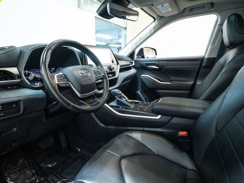 Used 2023 Toyota Highlander XLE image 11