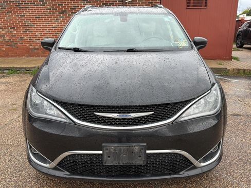 Used 2018 Chrysler Pacifica Touring-L w/ Tire & Wheel Group FWD image 2