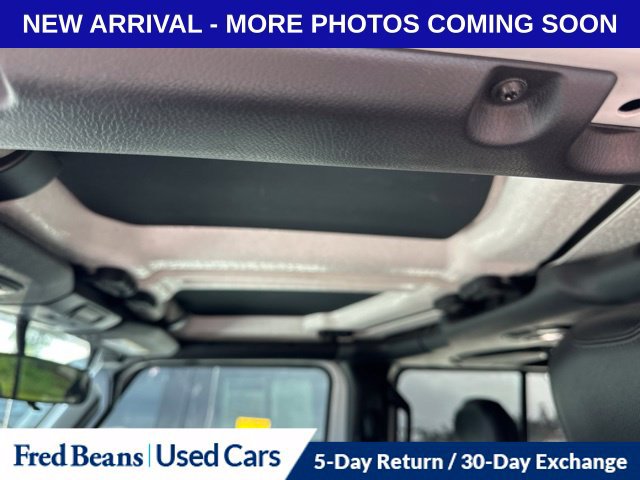 Used 2018 Jeep Wrangler Unlimited Sahara w/ Dual Top Group AWD/4WD image 9