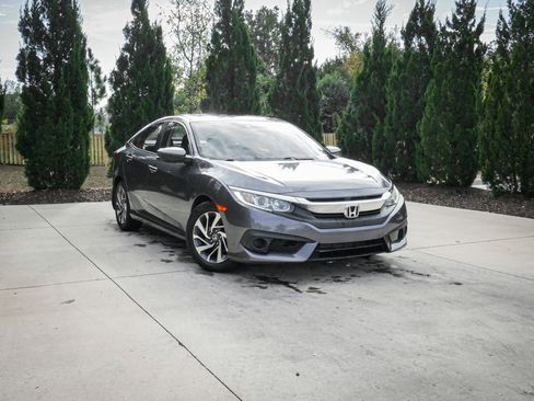 Used 2018 Honda Civic EX image 2