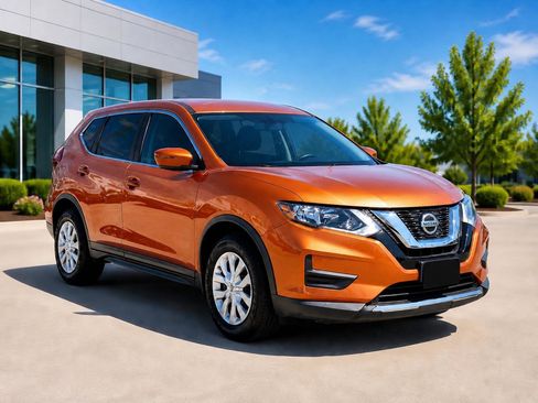 Used 2018 Nissan Rogue S FWD image 2