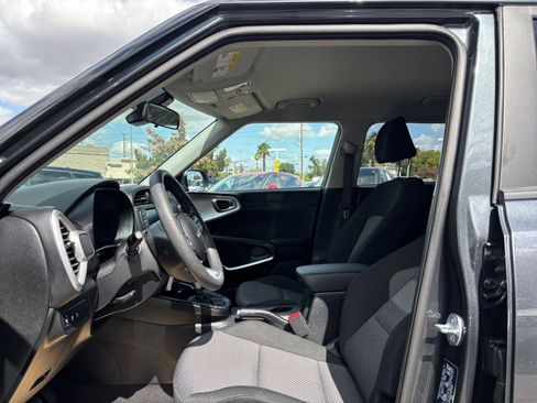 Used 2025 Kia Soul LX w/ LX Technology Package FWD image 24
