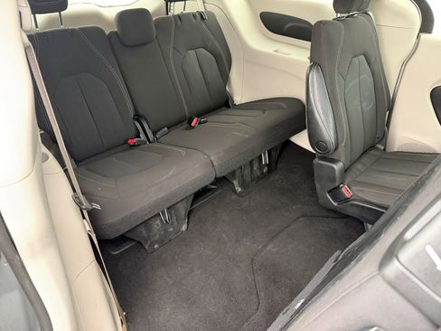 Used 2022 Chrysler Voyager LX image 16