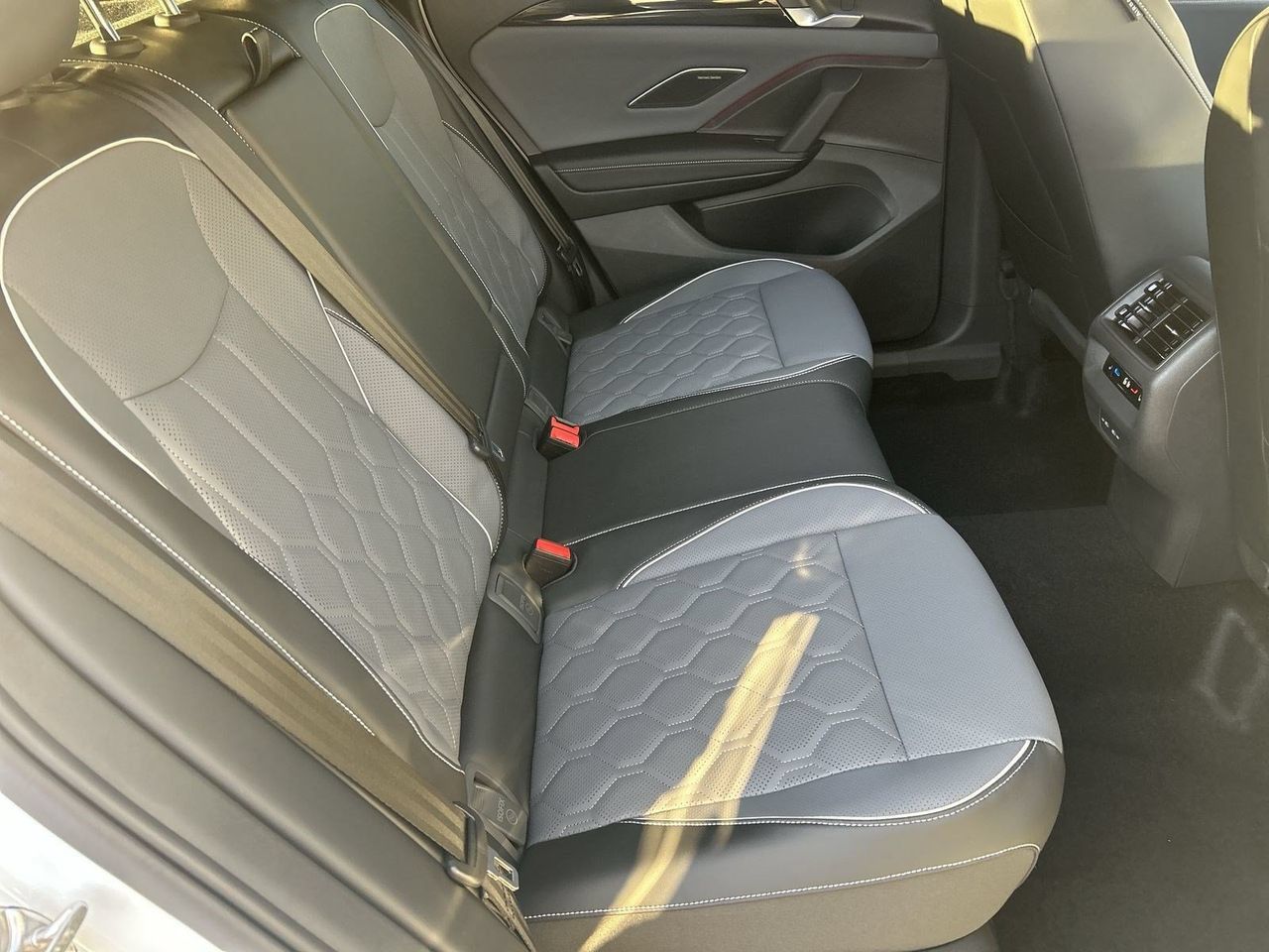 New 2026 Volkswagen Tiguan SEL R-Line AWD/4WD image 9