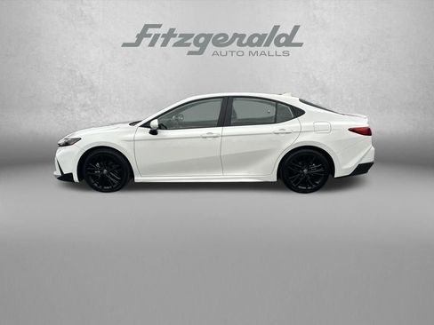 Used 2025 Toyota Camry SE image 4