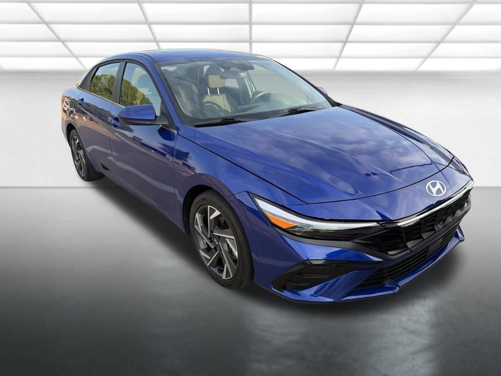 Used 2025 Hyundai Elantra SEL FWD image 1