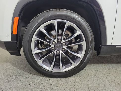 Used 2024 Jeep Wagoneer L Series III w/ Premium Group I AWD/4WD image 9