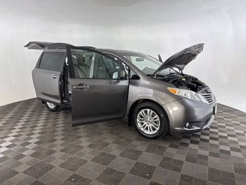 Used 2017 Toyota Sienna XLE Premium image 14