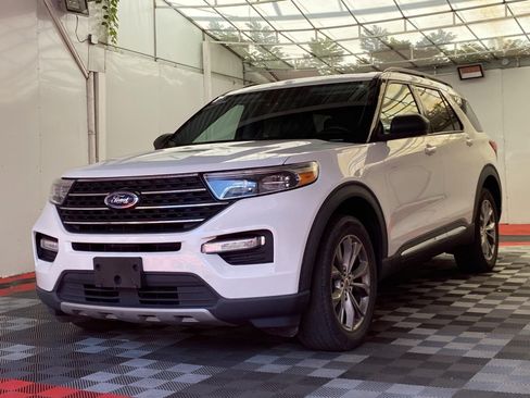 Used 2022 Ford Explorer XLT w/ Equipment Group 202A AWD/4WD image 3