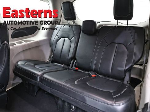 Used 2023 Chrysler Pacifica Touring-L FWD image 28