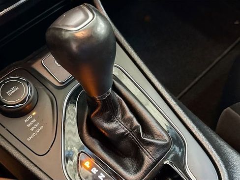 Used 2019 Jeep Cherokee Limited image 17