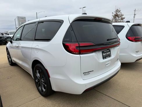 New 2026 Chrysler Pacifica Select image 12