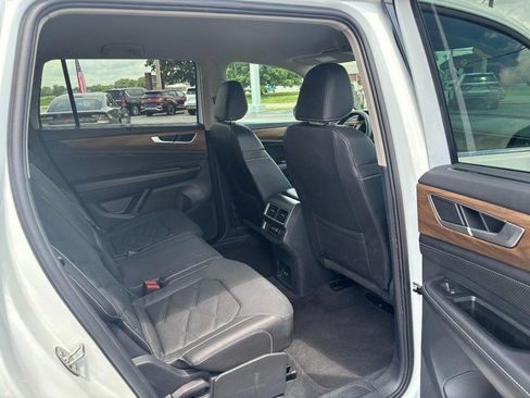 Used 2025 Volkswagen Atlas SE AWD/4WD image 12