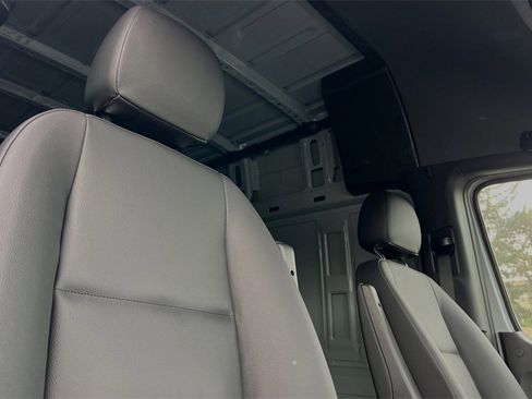 Used 2024 Mercedes-Benz Sprinter 2500 image 16