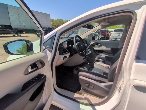 Used 2024 Chrysler Pacifica Touring-L FWD image 24