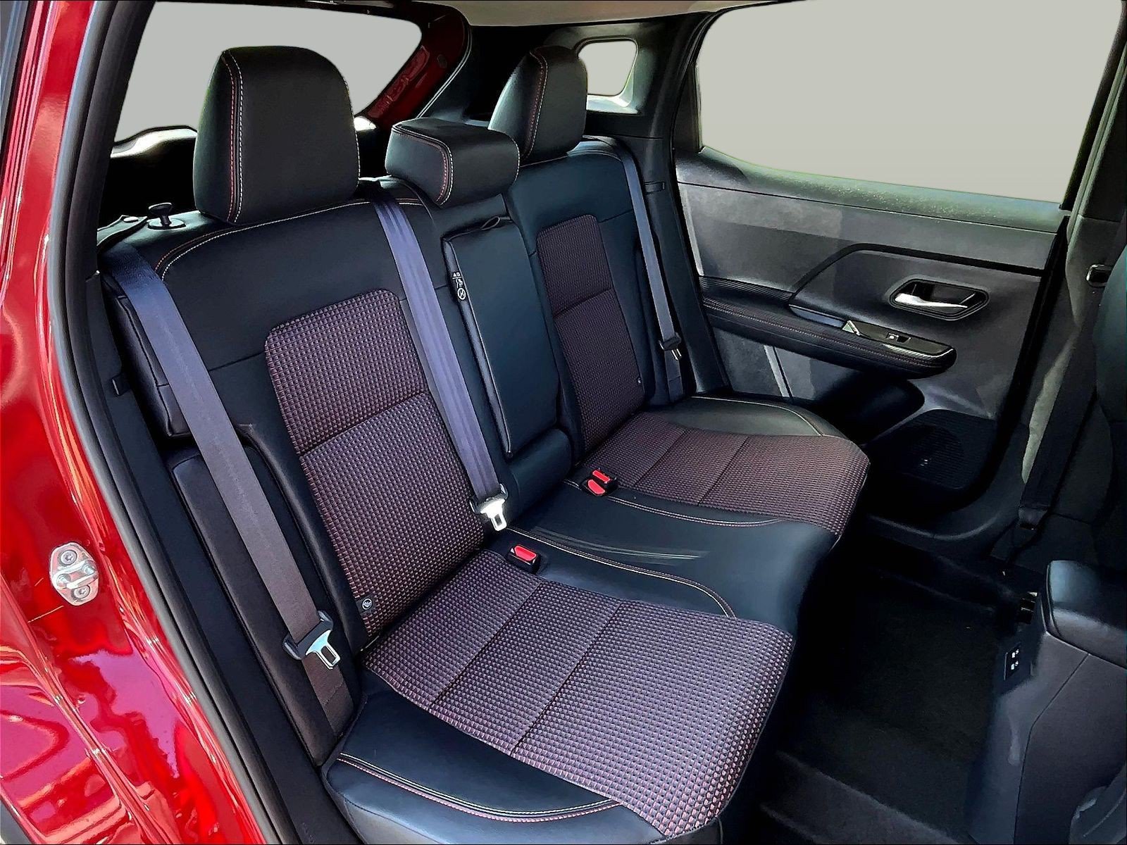 Certified 2025 Nissan Kicks SR FWD image 28