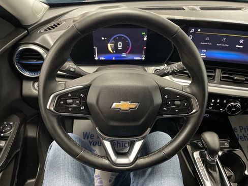 Used 2025 Chevrolet Trax LT w/ LT Convenience Package FWD image 23