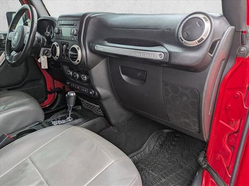 Used 2018 Jeep Wrangler Unlimited Sahara w/ Connectivity Group AWD/4WD image 20