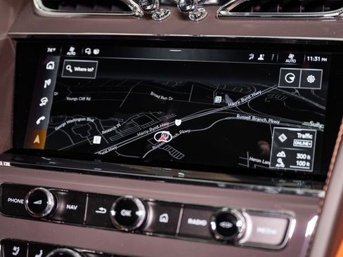 Used 2025 Bentley Bentayga image 42