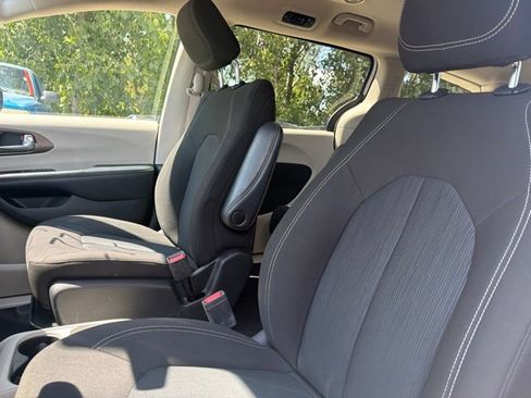 Used 2022 Chrysler Voyager LX FWD image 17
