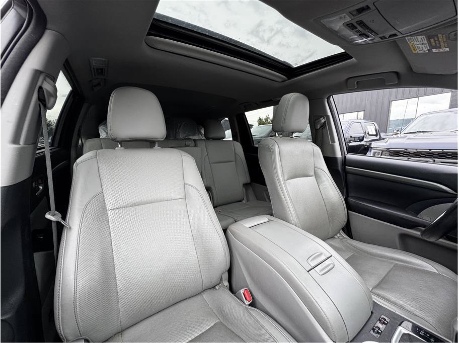 Used 2017 Toyota Highlander Limited w/ Carpet Mat Package AWD/4WD image 3