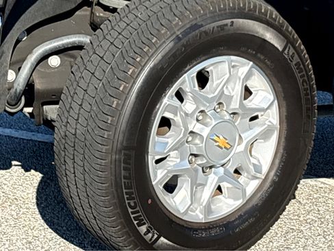 Used 2024 Chevrolet Silverado 2500 LT w/ Convenience Package image 19