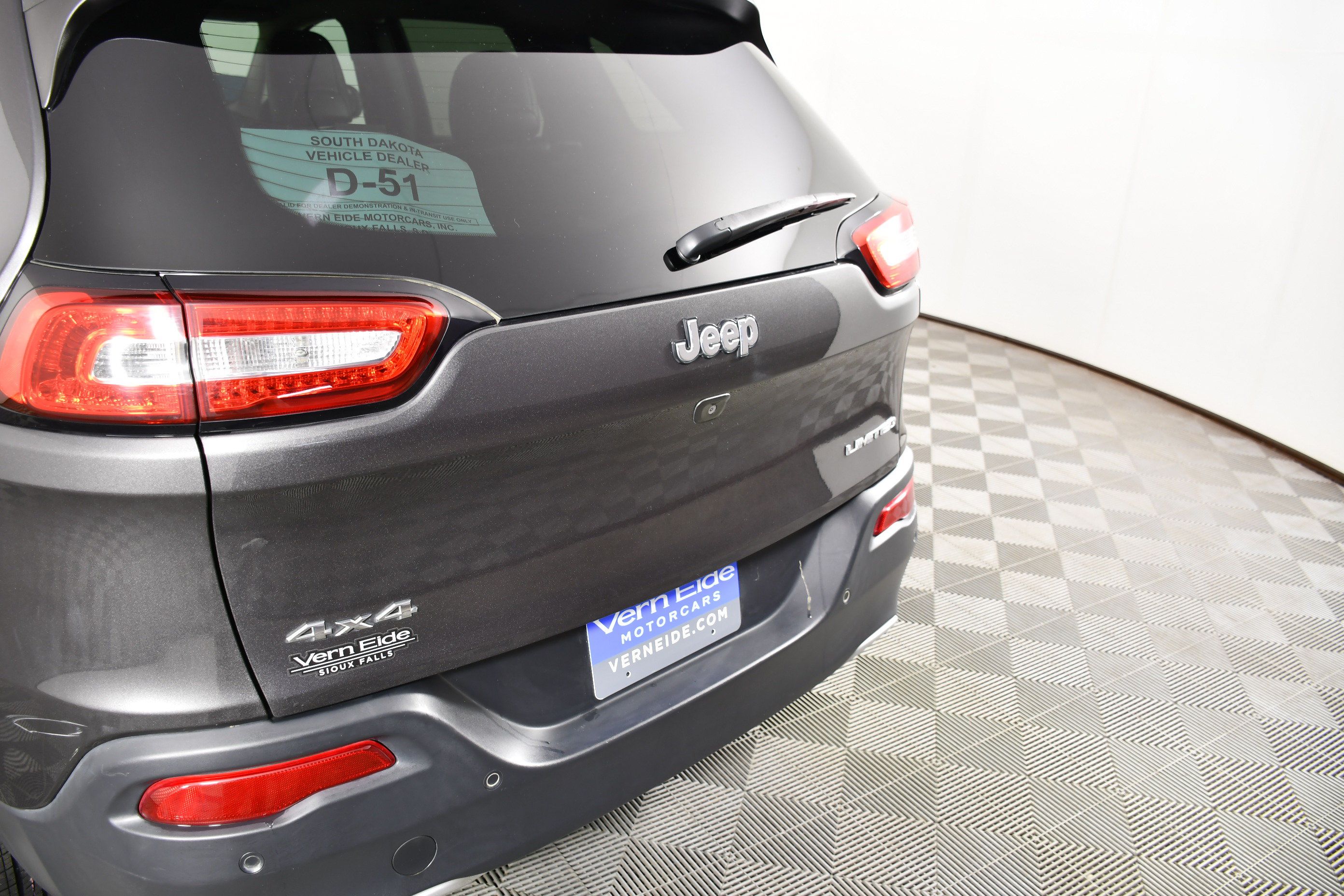Used 2018 Jeep Cherokee Limited AWD/4WD image 15