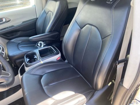 Used 2023 Chrysler Pacifica Touring-L FWD image 11