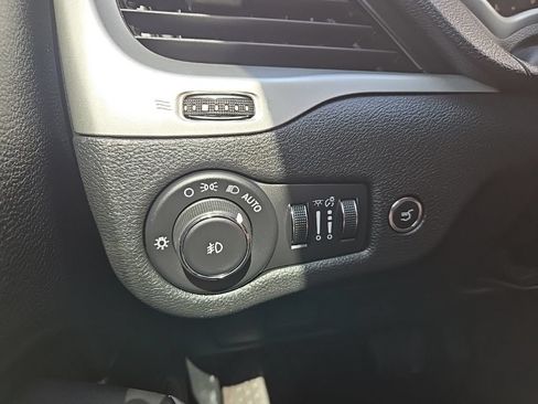 Used 2017 Jeep Cherokee Trailhawk w/ Comfort/Convenience Group AWD/4WD image 42
