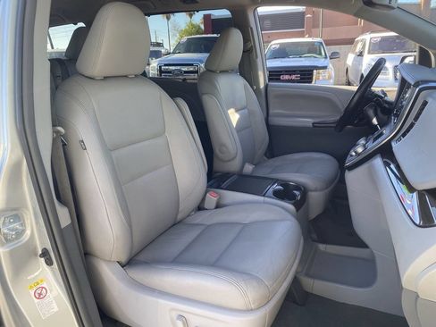 Used 2019 Toyota Sienna XLE FWD image 9