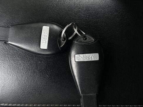 Used 2016 Jeep Cherokee Latitude FWD image 23