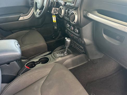 Used 2017 Jeep Wrangler Unlimited Rubicon w/ Connectivity Group AWD/4WD image 18
