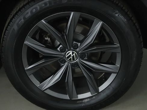 Certified 2023 Volkswagen Tiguan SE w/ Panoramic Sunroof Package image 41