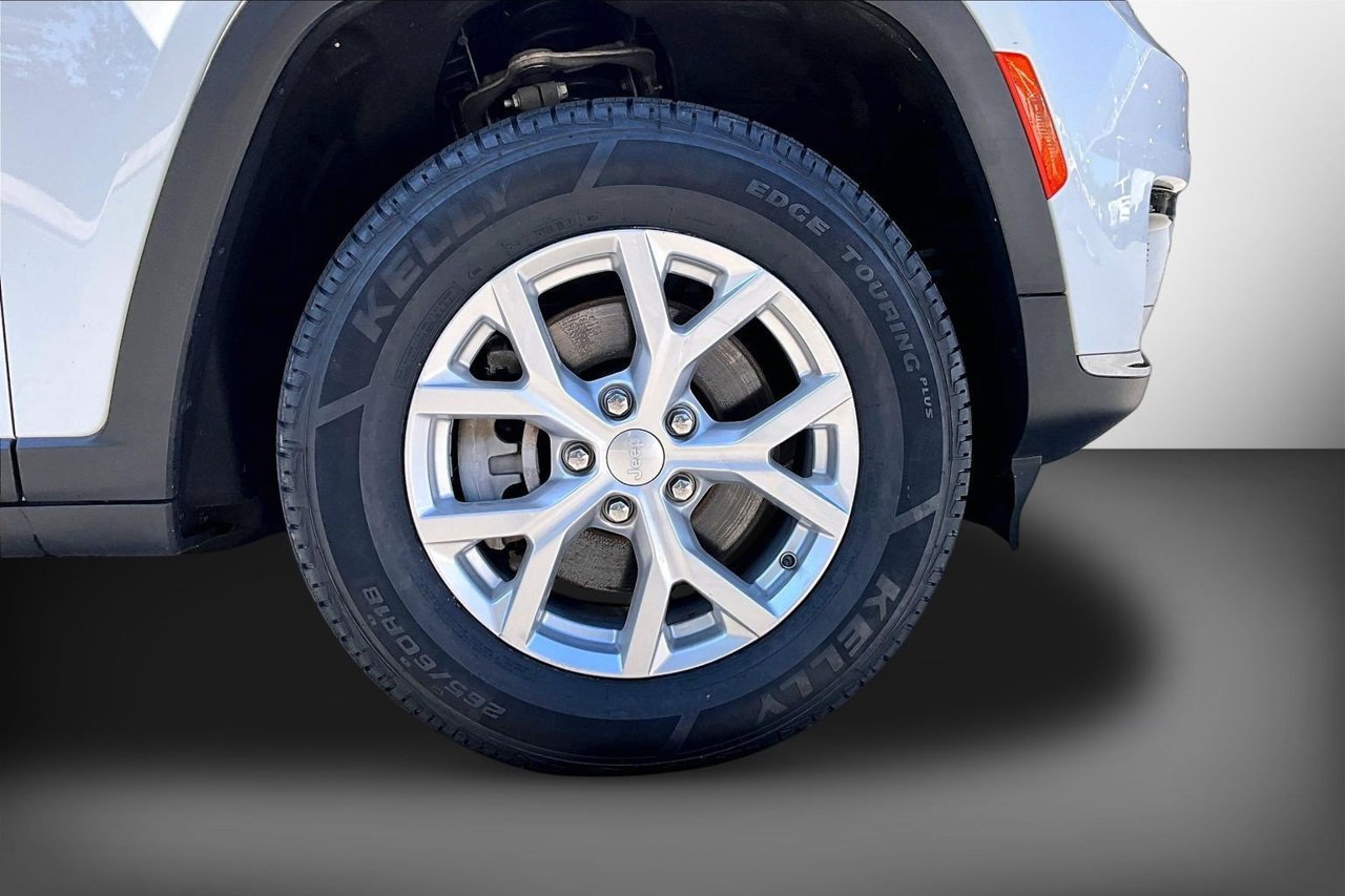 Used 2023 Jeep Grand Cherokee L Limited AWD/4WD image 35