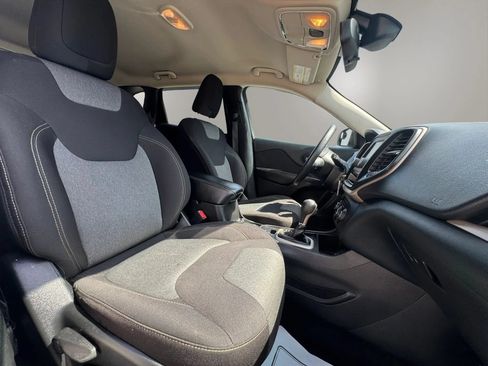 Used 2016 Jeep Cherokee Sport FWD image 15