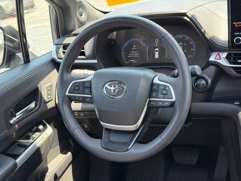 Used 2025 Toyota Sienna Limited AWD/4WD image 29