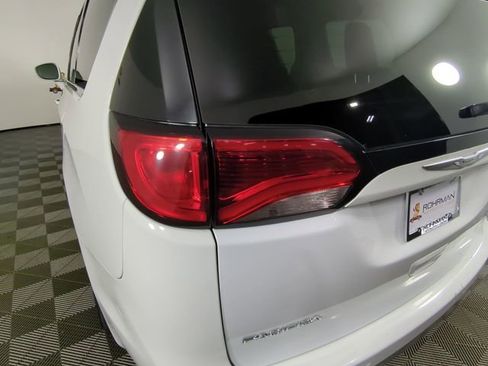 Used 2017 Chrysler Pacifica Touring-L image 33