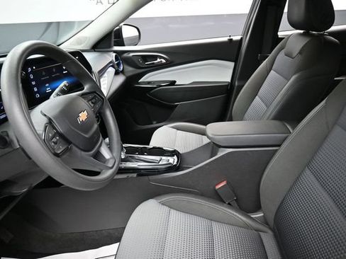 Used 2025 Chevrolet Trax LT FWD image 16