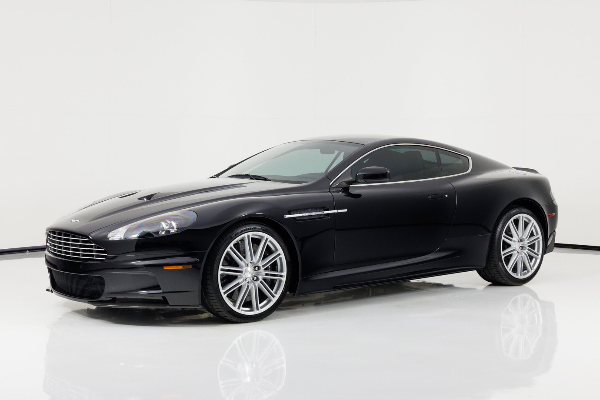 Used 2009 Aston Martin DBS Coupe RWD image 4