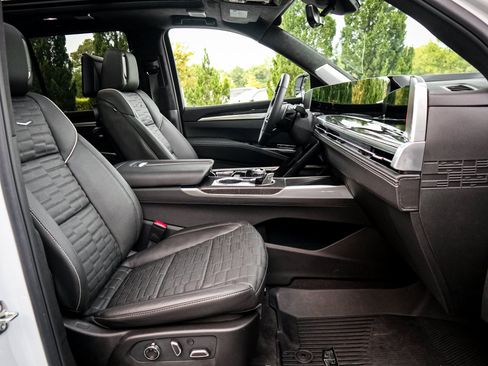 Used 2026 Cadillac Escalade V w/ LPO, ONYX Package AWD/4WD image 36