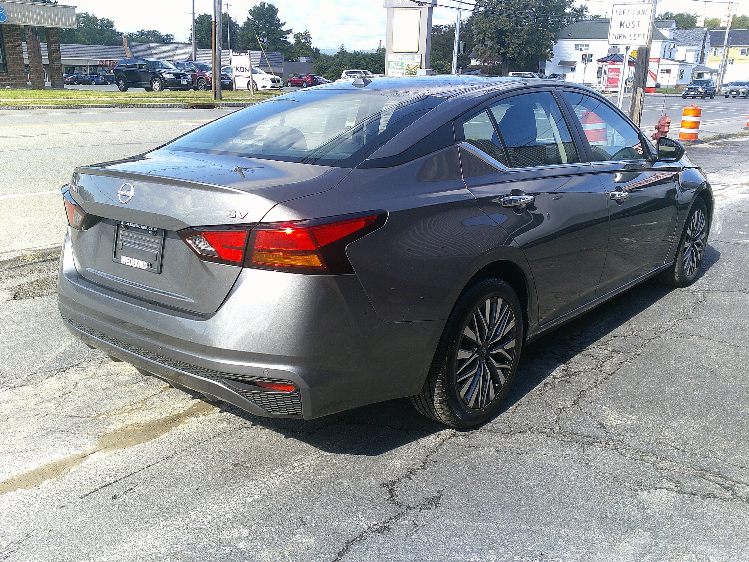 Used 2024 Nissan Altima 2.5 SV FWD image 8