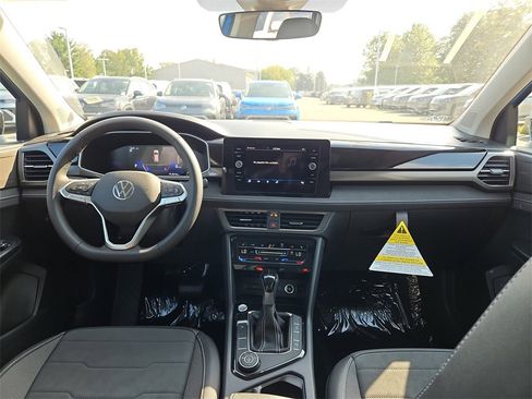 New 2025 Volkswagen Taos SE image 4
