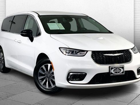 Used 2024 Chrysler Pacifica Select image 1