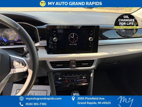 Used 2025 Volkswagen Taos SE w/ Panoramic Sunroof Package AWD/4WD image 18