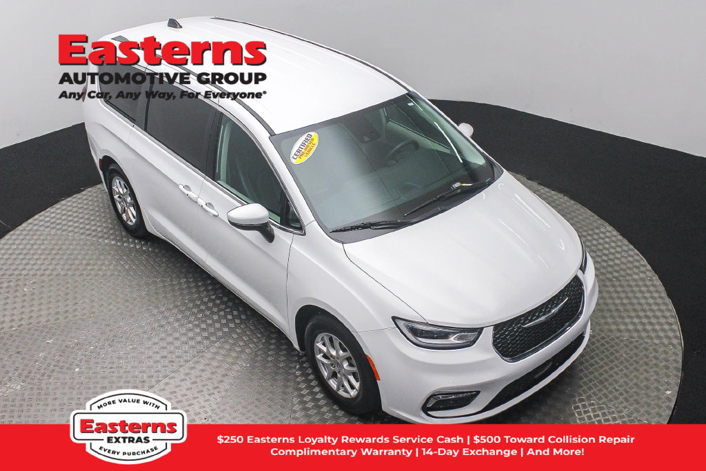 Used 2023 Chrysler Pacifica Touring-L FWD image 4