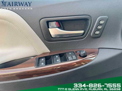 Used 2020 Toyota Sienna Limited Premium w/ Carpet Mat Package image 15