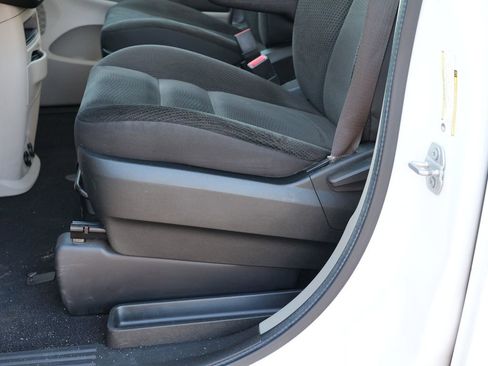 Used 2018 Dodge Grand Caravan SE w/ UConnect Hands-Free Group image 15