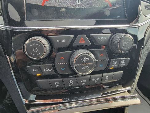 Used 2022 Jeep Grand Cherokee Laredo X image 14