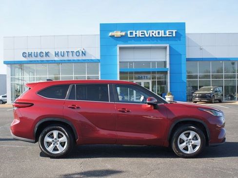 Used 2023 Toyota Highlander LE image 1