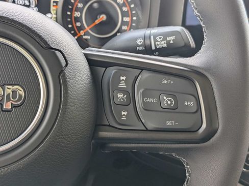 Used 2025 Jeep Gladiator Rubicon w/ Convenience Group AWD/4WD image 25